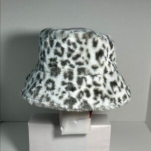 Sprigs Reversible Bucket Hat - Faux Fur & Sherpa - White Leopard - Like New